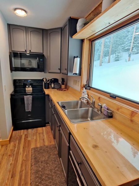 Kitchen counters and cooking space
